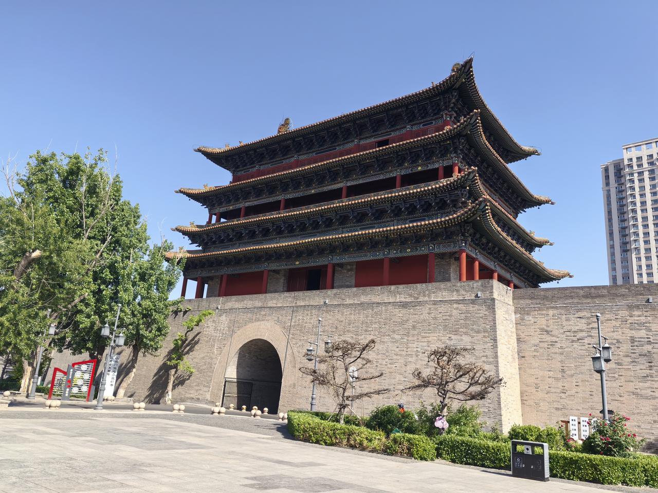 在山西太原北大街中段有一座城门和一段城墙，这座城门就是有着悠久历史的“拱极门”，