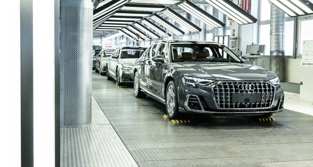 奥迪A8何时换代，电动还是燃油，都不确定作为旗舰车型的奥迪A8上一次换代还是2