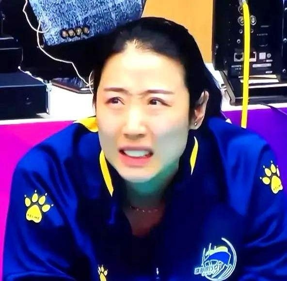 天津女排输给河南那场真的让人意外。姚迪的传球风格突然变了，以前都是慢中求稳近网高