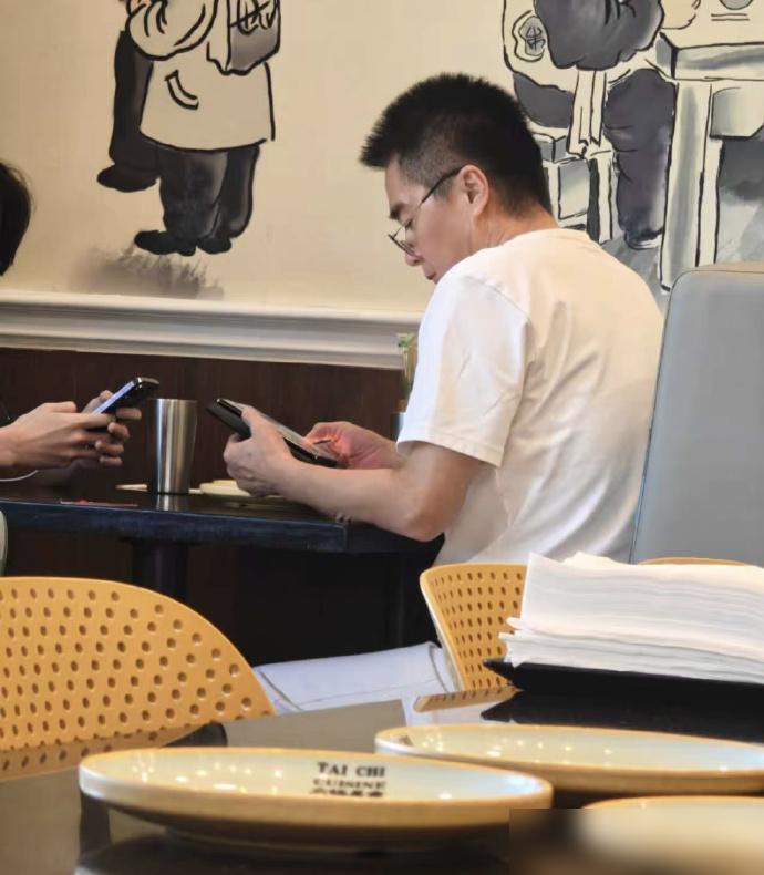 何晴告别式在北京举行，许亚军带小儿子和张澍在美国吃饭。​作为曾经的夫妻，不参