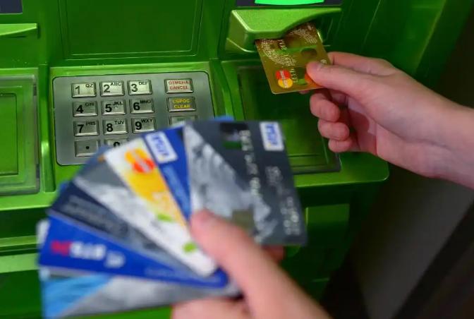 “聪明过头了！”近日，浙江绍兴，一小伙因没有工作，将2张银行卡以1000元的价格