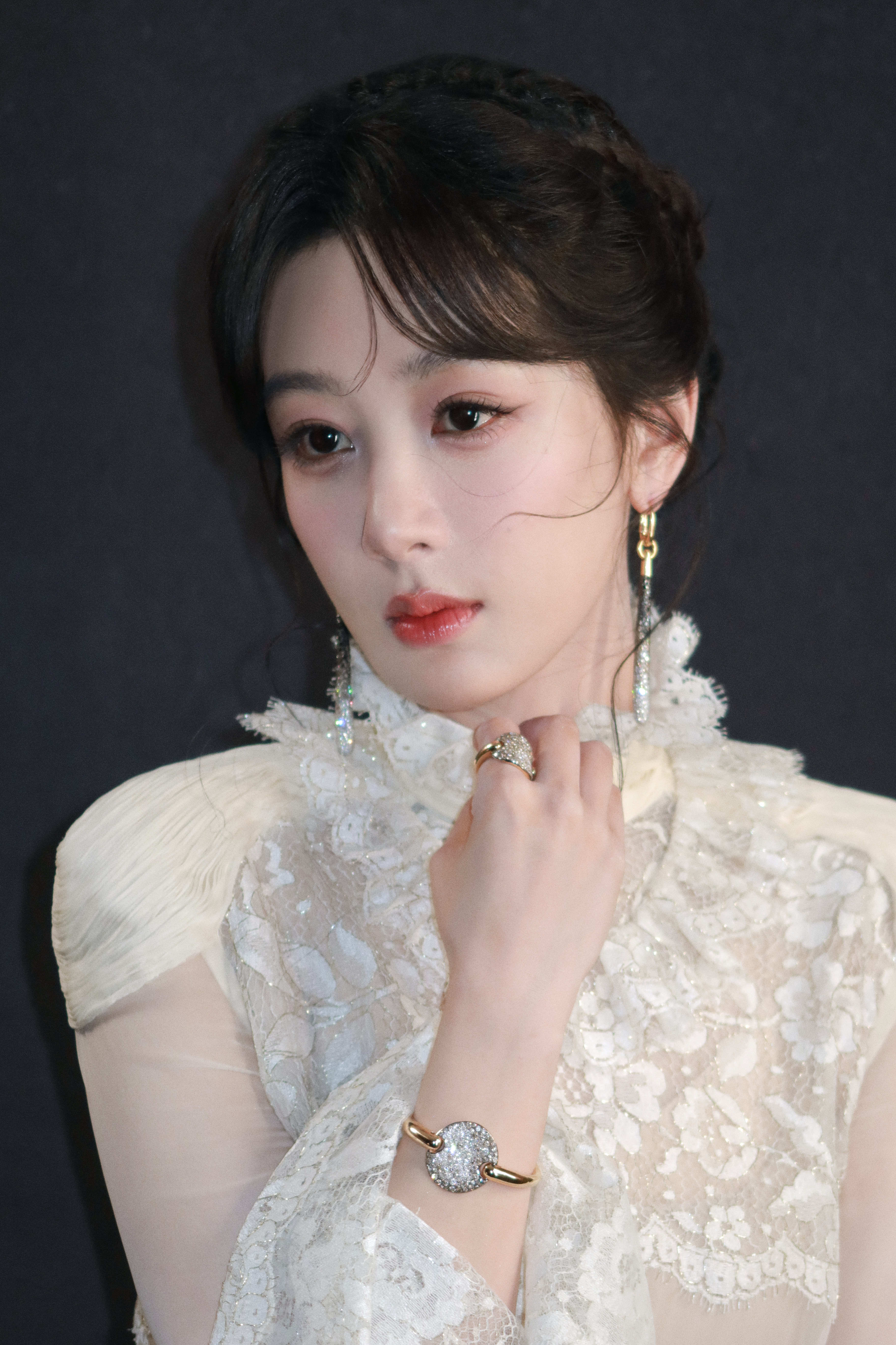 杨紫一袭白纱裙，层叠蕾丝似岁月织就的梦，高领与薄纱袖，藏着温婉与神秘，每缕褶皱