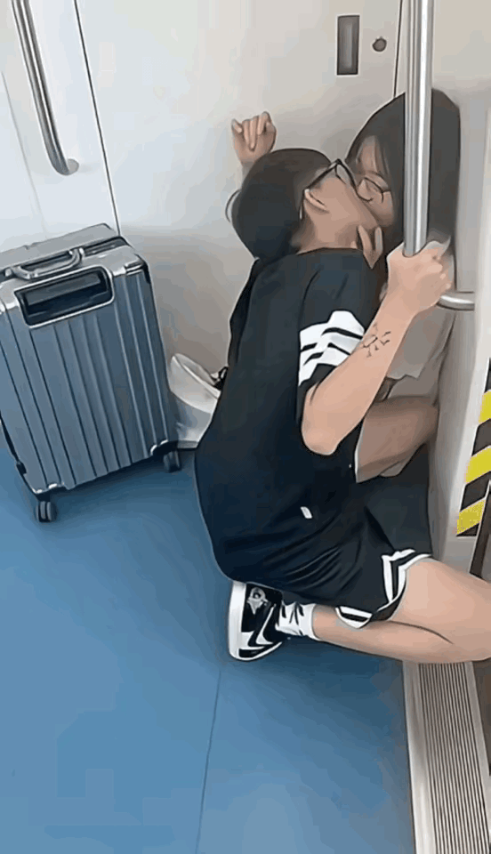 早地铁上，这样不好吧？看着都是文文静静的少男少女，也不是精神小伙小妹的，竟然在里