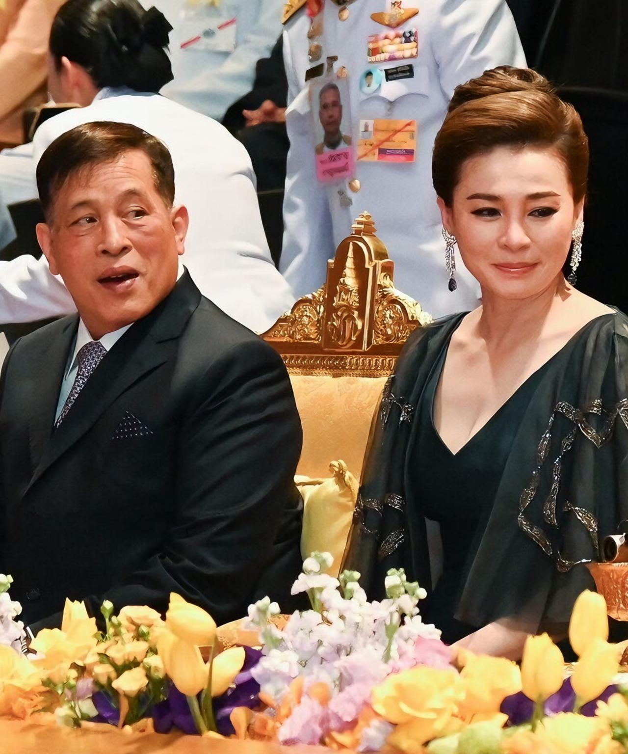 苏提达墨绿薄纱晚礼服绝美，泰王上演望妻眼