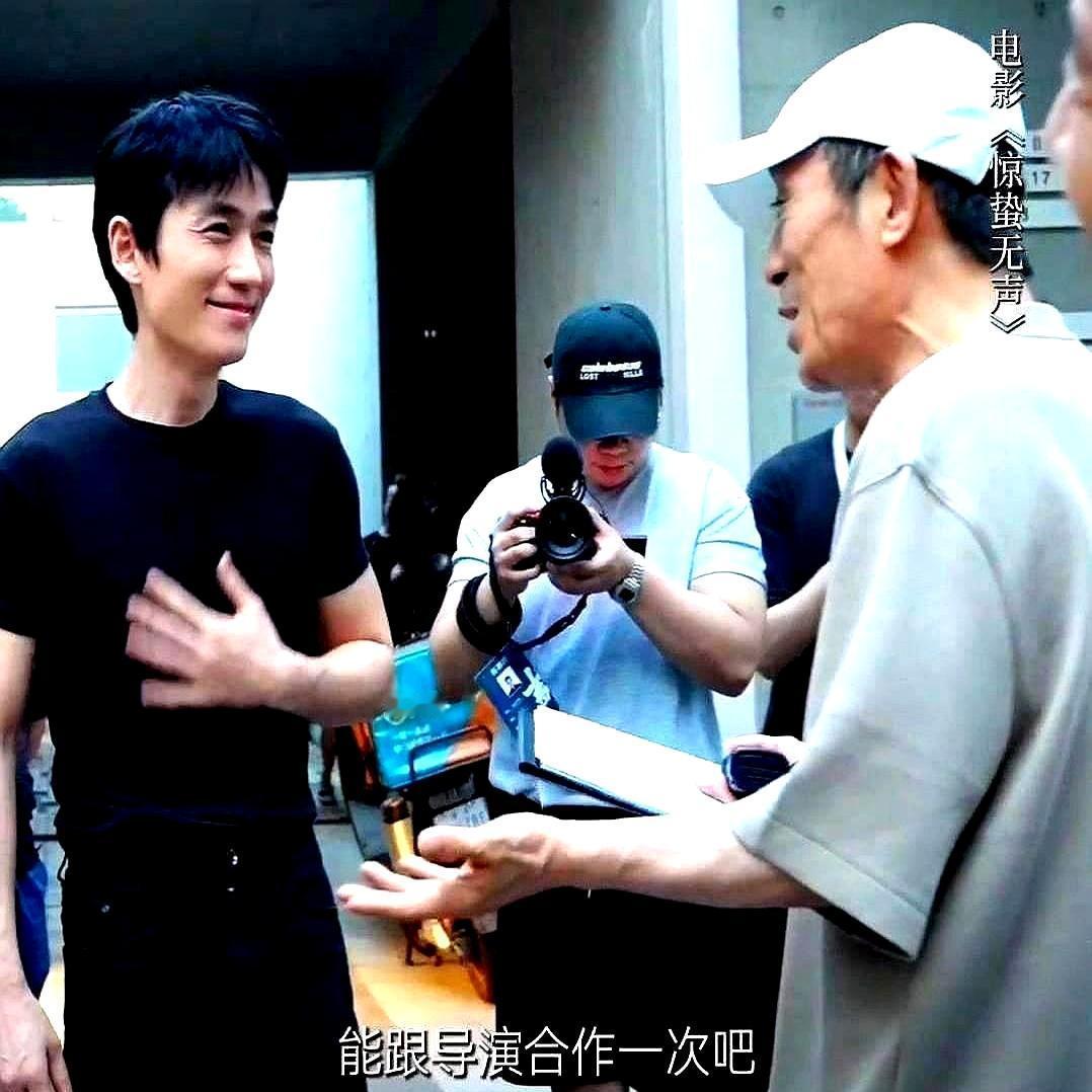 出大事了，绝密战机图纸刚画完就到了境外手里。张艺谋这次把枪口对准了自己人。