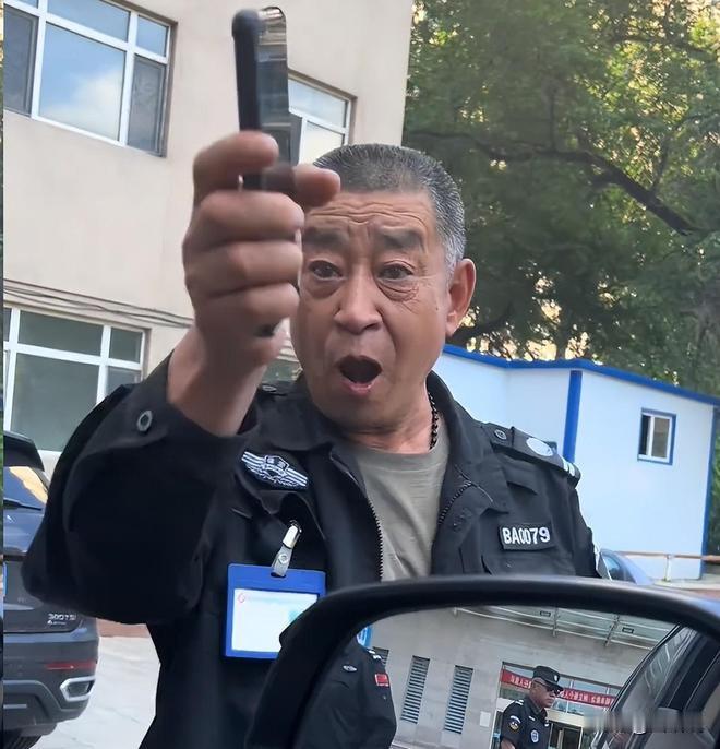 一名女业主牵着小狗在小区遛弯，发现自家狗狗刚在电梯里拉了一堆粪便。她没有第一时间