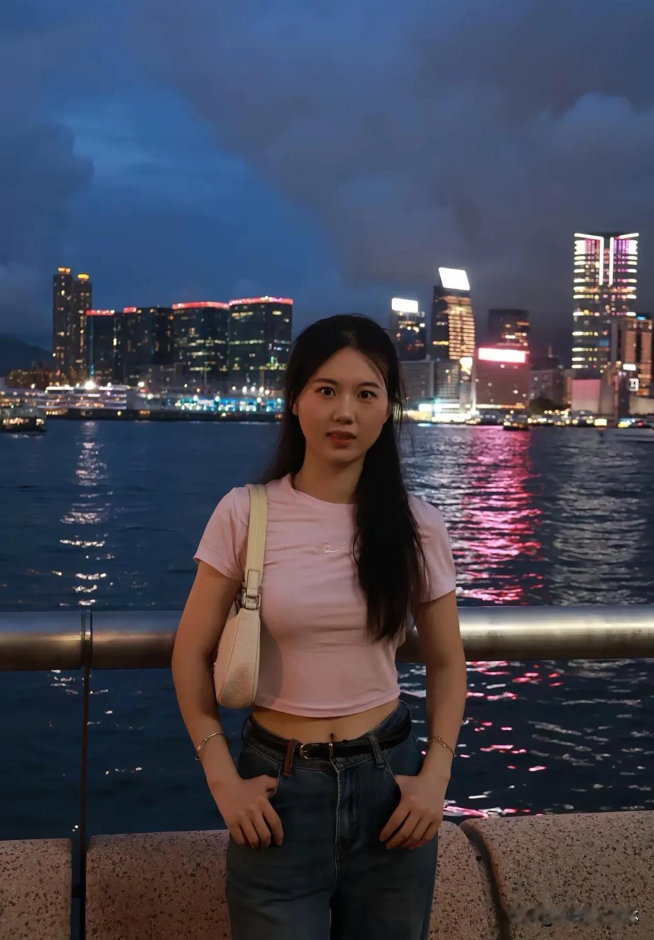 海风轻拂，浪花漫过脚边，少女的发丝扬起，像被大海温柔地吻过。