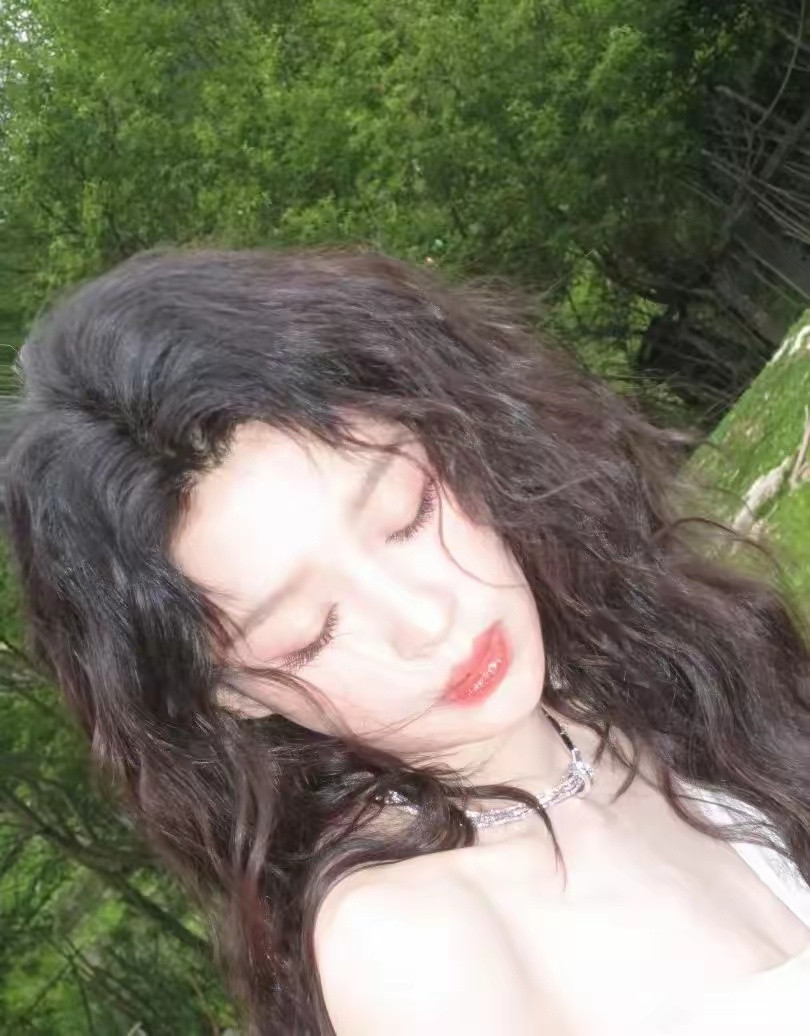 陈瑶孙怡合照孙怡这个人，完全经不起细究，因为仔细一看，你就会发现，她这个人实在太