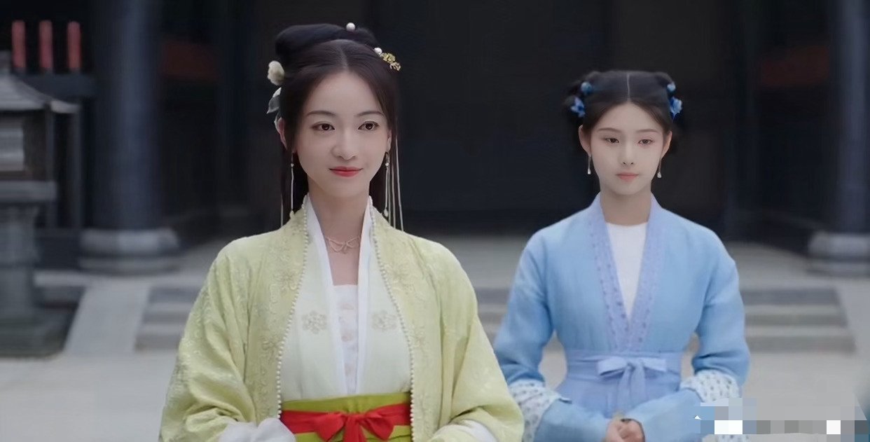 《墨雨云间》小姐和丫鬟对调着换了自己的衣服，似乎丫鬟转正更适合小姐了，你觉得呢