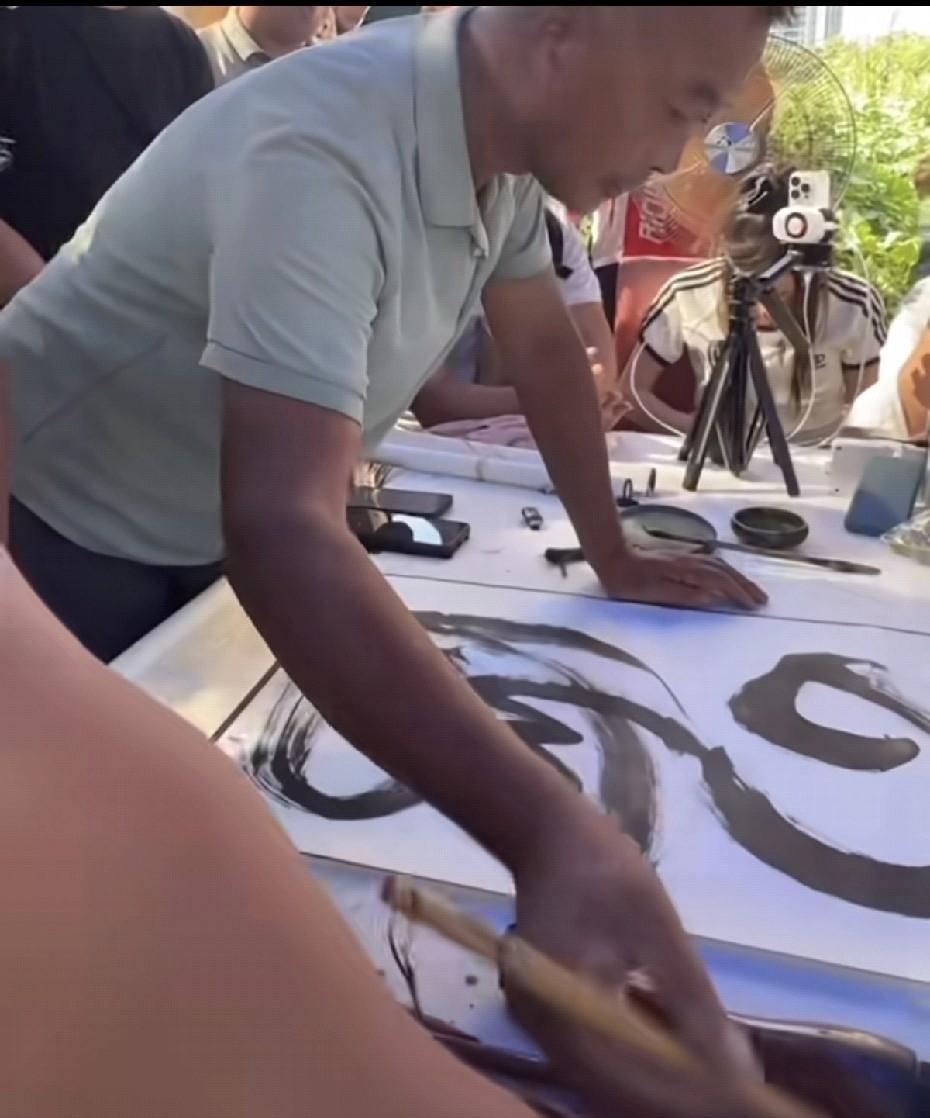 “流浪大师”沈巍给粉丝写字画引起不少热议，尤其是还收红包，颇受争议，还出现了“黑