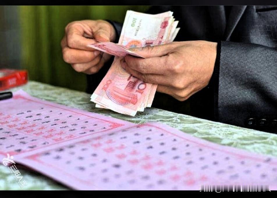 弟弟的婚礼热热闹闹忙了两天，今天总算能松口气。一到家我就瘫在沙发上，顺手摸过那本