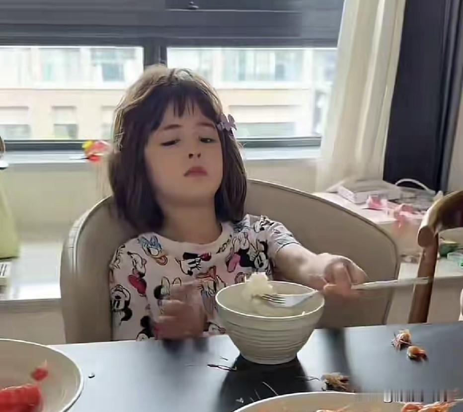 小黄一年回国一次，又是独生女，每次回来就是享福啦，撒手啥也不干，每天睡到自然醒，