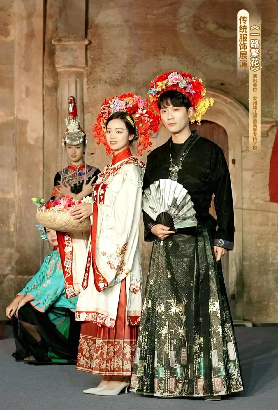 真的是太美了！看到了他们俩，我突然脑海里冒出了“郎才女貌”这个词。大家可不要喷我