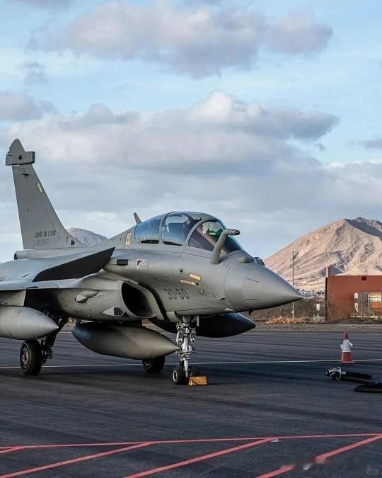 歼-20与阵风（Rafale）属于不同代际的战机（五代机vs四代半），歼-