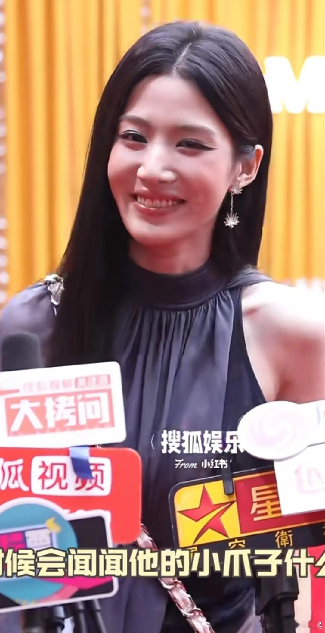 卢昱晓这应该是得罪造型师了，把这妆容画的有点显年龄了。