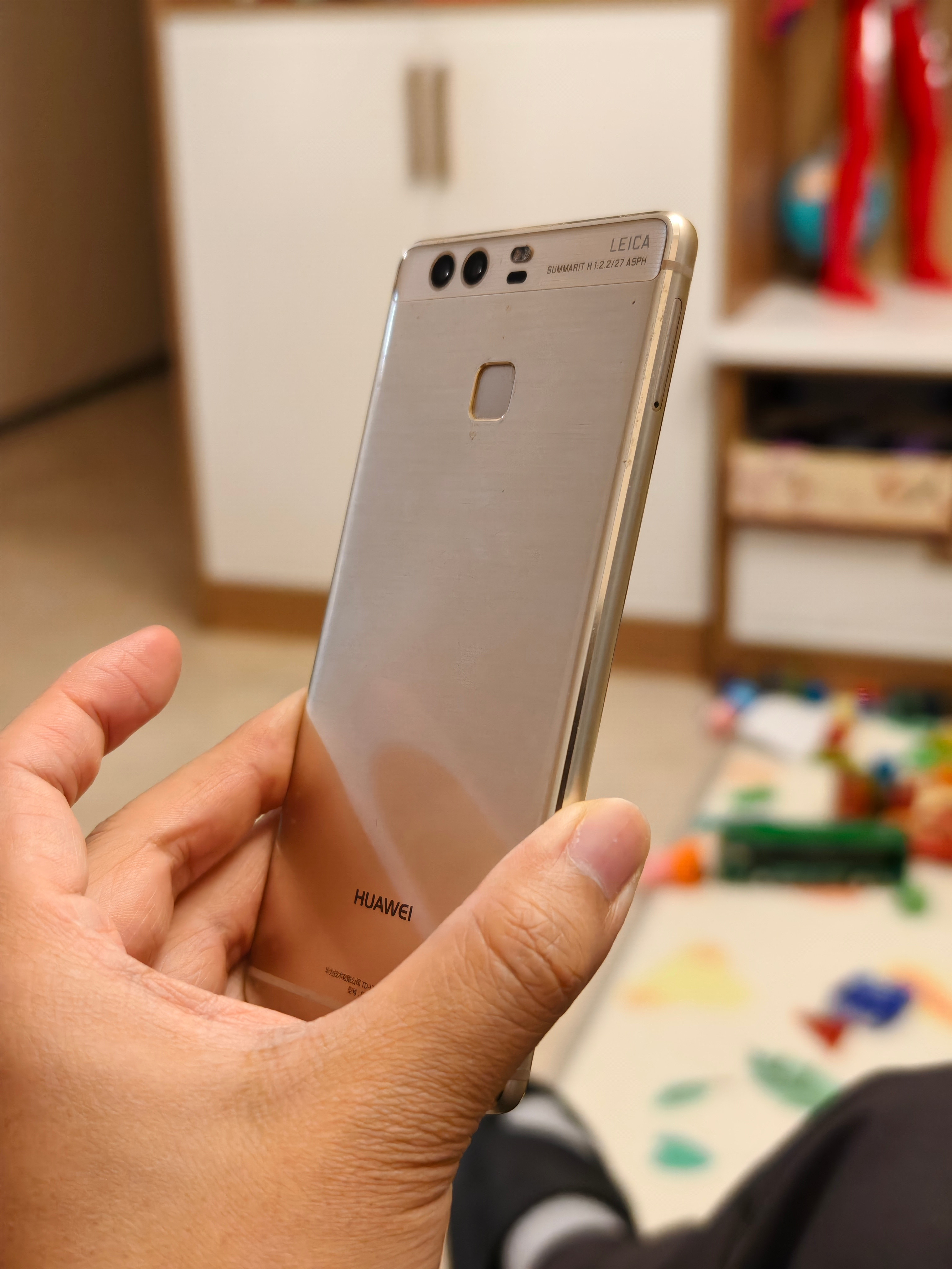 在家翻抽屉找到一个华为P9，摸了一下这手感真好。心想iPhoneAir也不过如