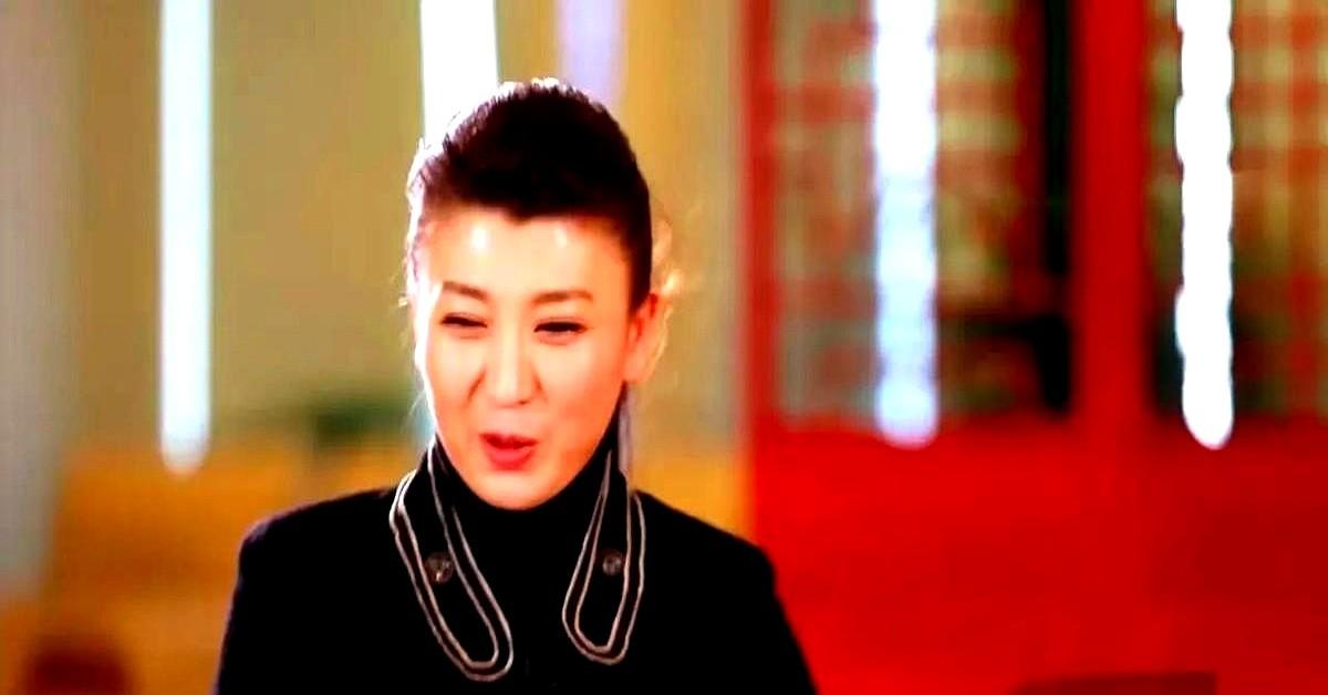 孙俪从国外寄来件T恤，闫学晶穿去聚会，朋友凑近一看，小声说：姐，你这衣服得一千八
