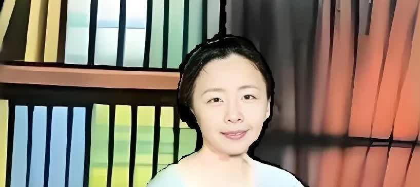 这是宋丹丹的二姐，也就是巴图的亲二姨宋青青。你仔细观察会发现，宋青青与宋
