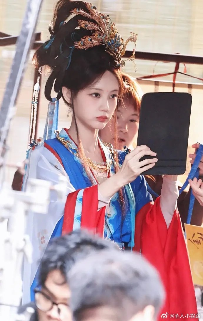 李一桐遮住太阳穴显得小家子气还是后者更大气些