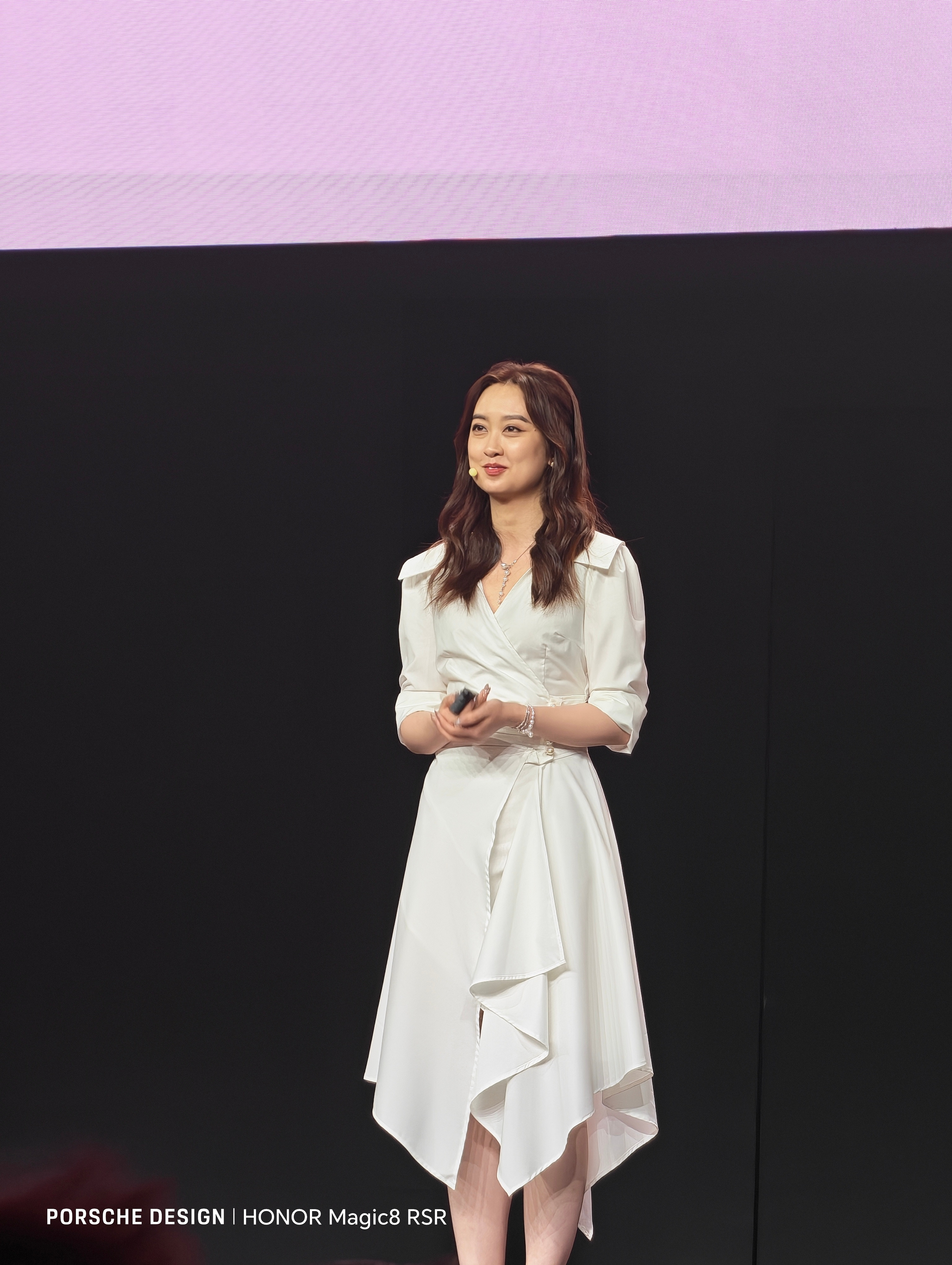 荣耀的新产品经理，王君颖还好是Magic8RSR，不然拍不到…