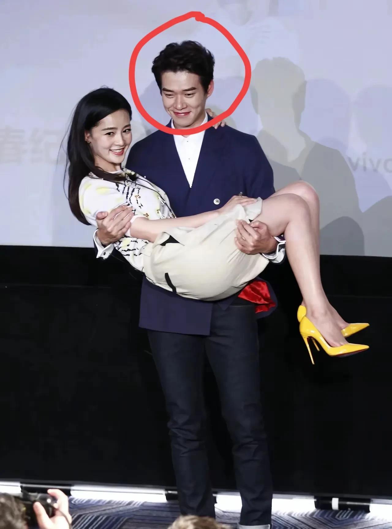 抱李沁的这个男的是谁？