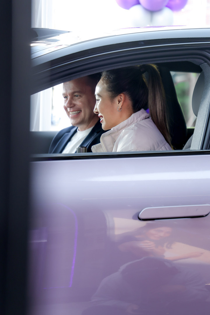 郑钦文的旅行新搭子九寨沟的山水，巴塞罗那的海边，巴黎的街头……都留下了郑钦文