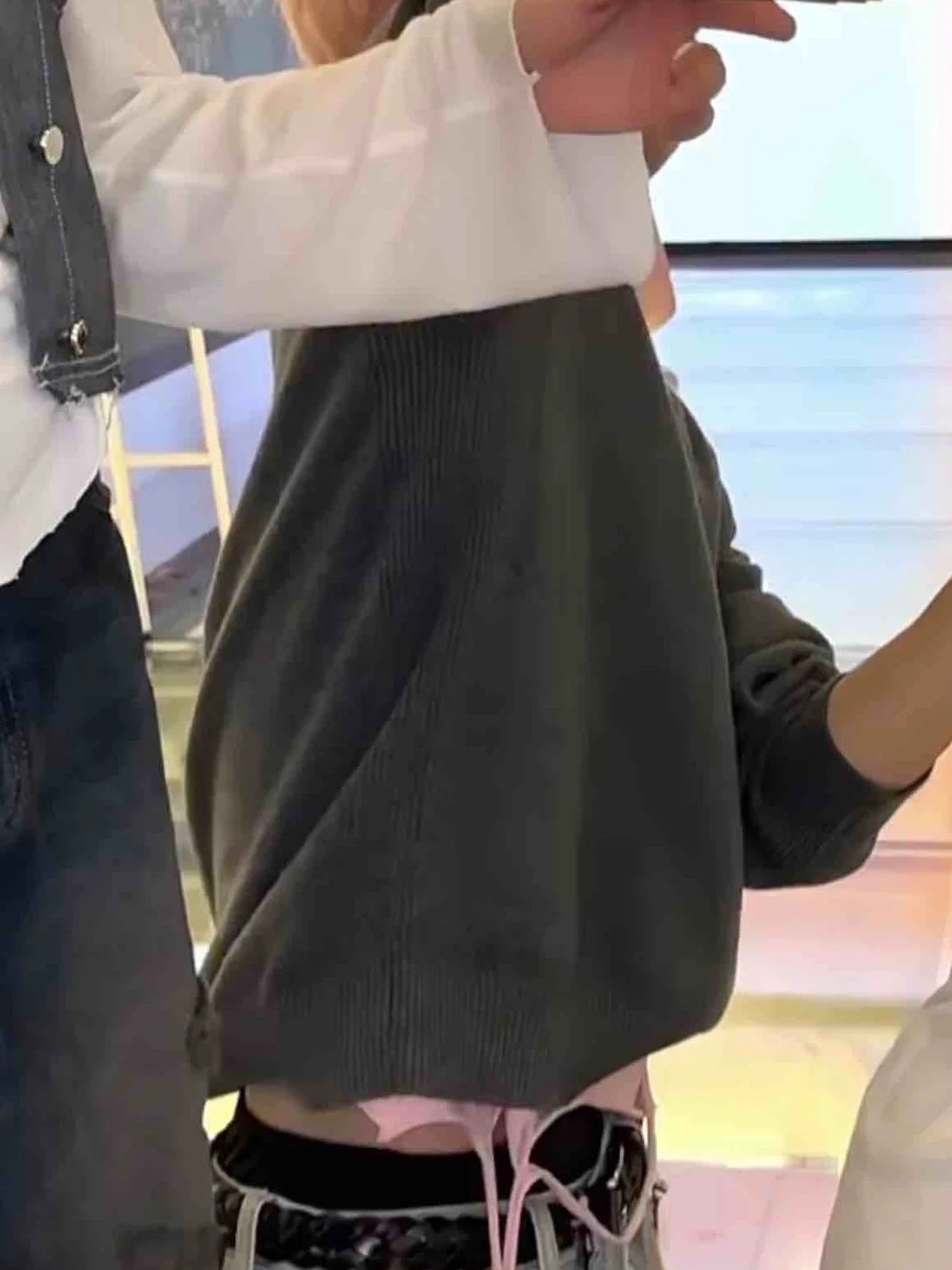 吴弦俊你是真的玩大了，现在立马穿你衣柜里最长的T恤和最短的短裤，然后踩在凳子上伸