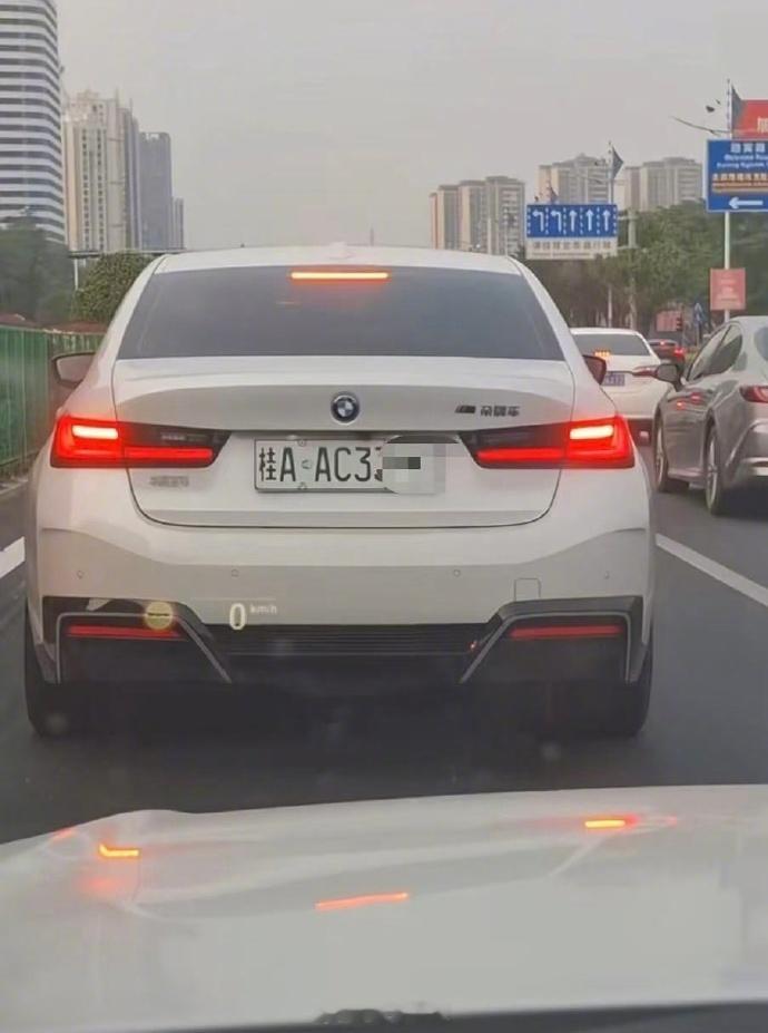 绿牌应该是被吐槽最多的牌照了，但是这种绿改白就是违法的。你觉得绿牌好看吗？多地新