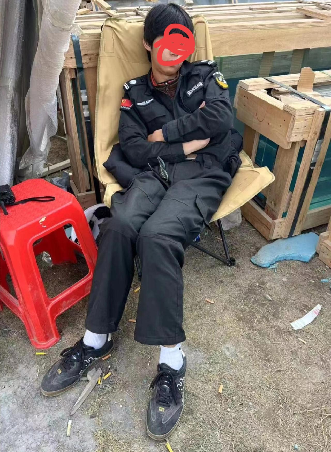 这个保安上班时间睡觉让我抓到了，你说这个事要不要告诉老板，这保安4500元一月上