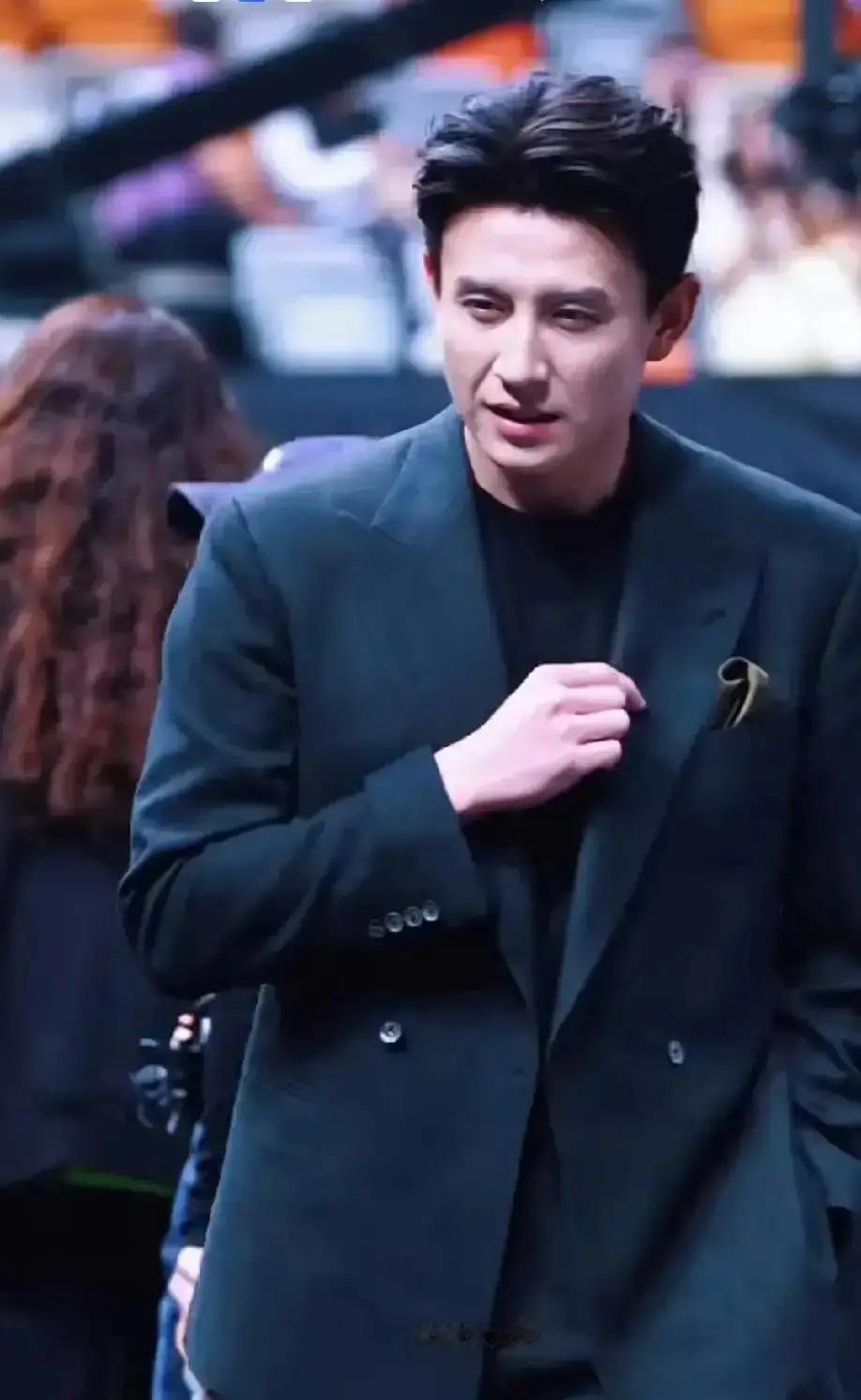 别再嘲笑短剧low了。一个没拿过奖的导演，正在用播放量抽整个行业的耳光。他