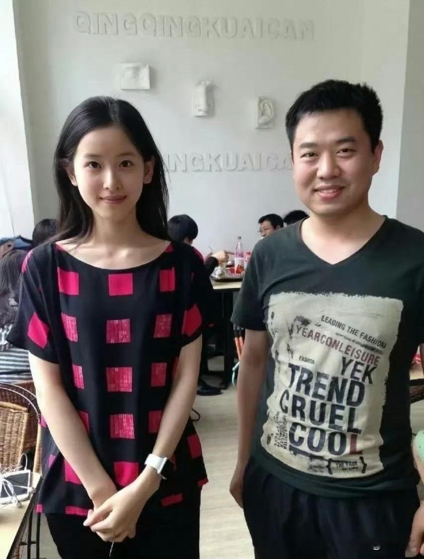 刘强东在富豪圈中其实并不算丑，同龄人中五官也算是出众的。只是章泽天的美貌太过耀眼