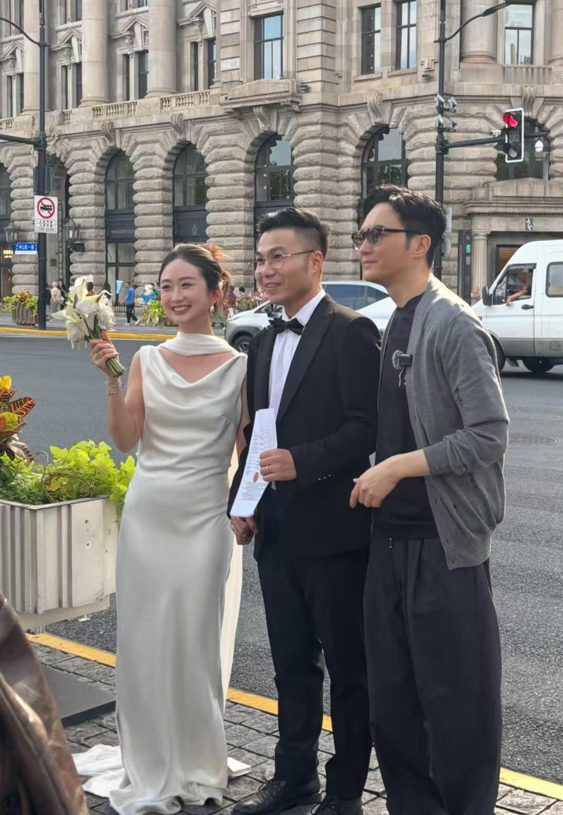 张智霖是在拍什么节目吗？感觉人好接地气呀外滩偶遇张智霖张智霖帮新婚夫妻拍照​​