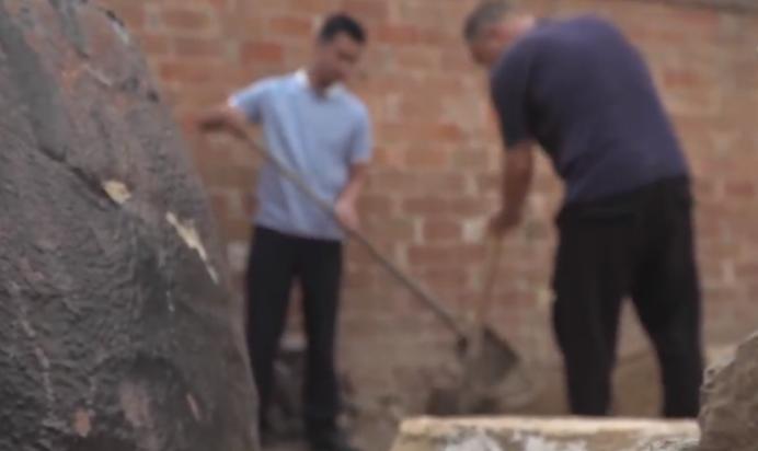 1999年，路大爷的儿子外出打工后失踪了无音讯，19年后老两口改造家中旱厕竟挖出