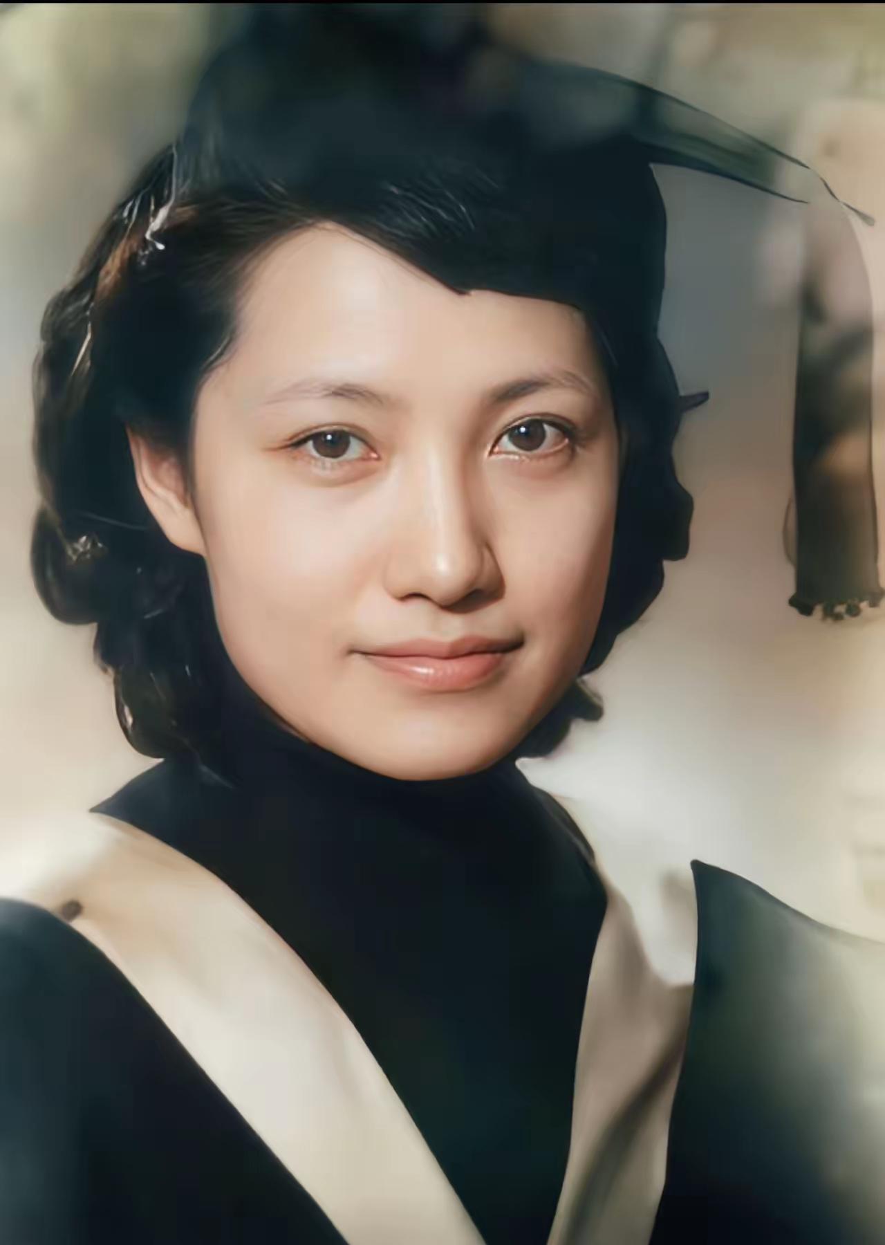 下图的女子是民国北大校花，亦是卫立煌将军的夫人，她叫韩权华，乱世中，她曾从容帮助