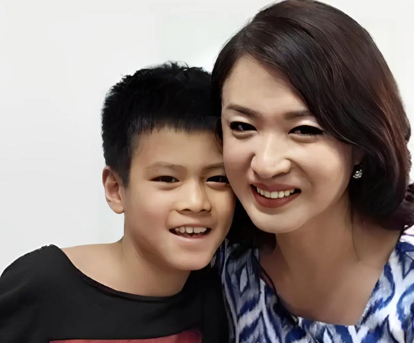一次，金星的大儿子被同学取笑：你妈以前是个男的，说完，哈哈大笑。大儿子问金星：我