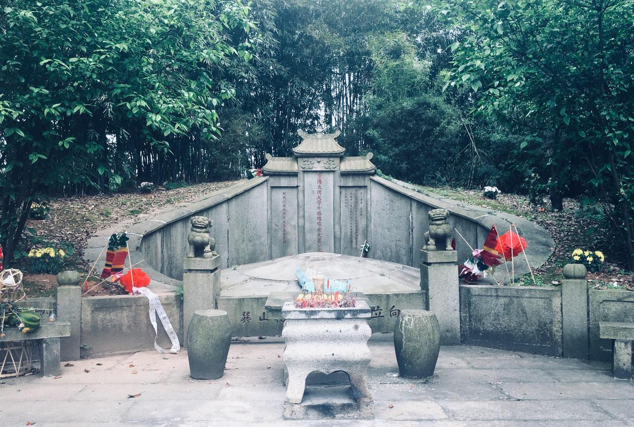 1977年深夜一声巨响，左宗棠陵墓被炸成废墟遗骨散落荒野，王震将军得知后拍案而起