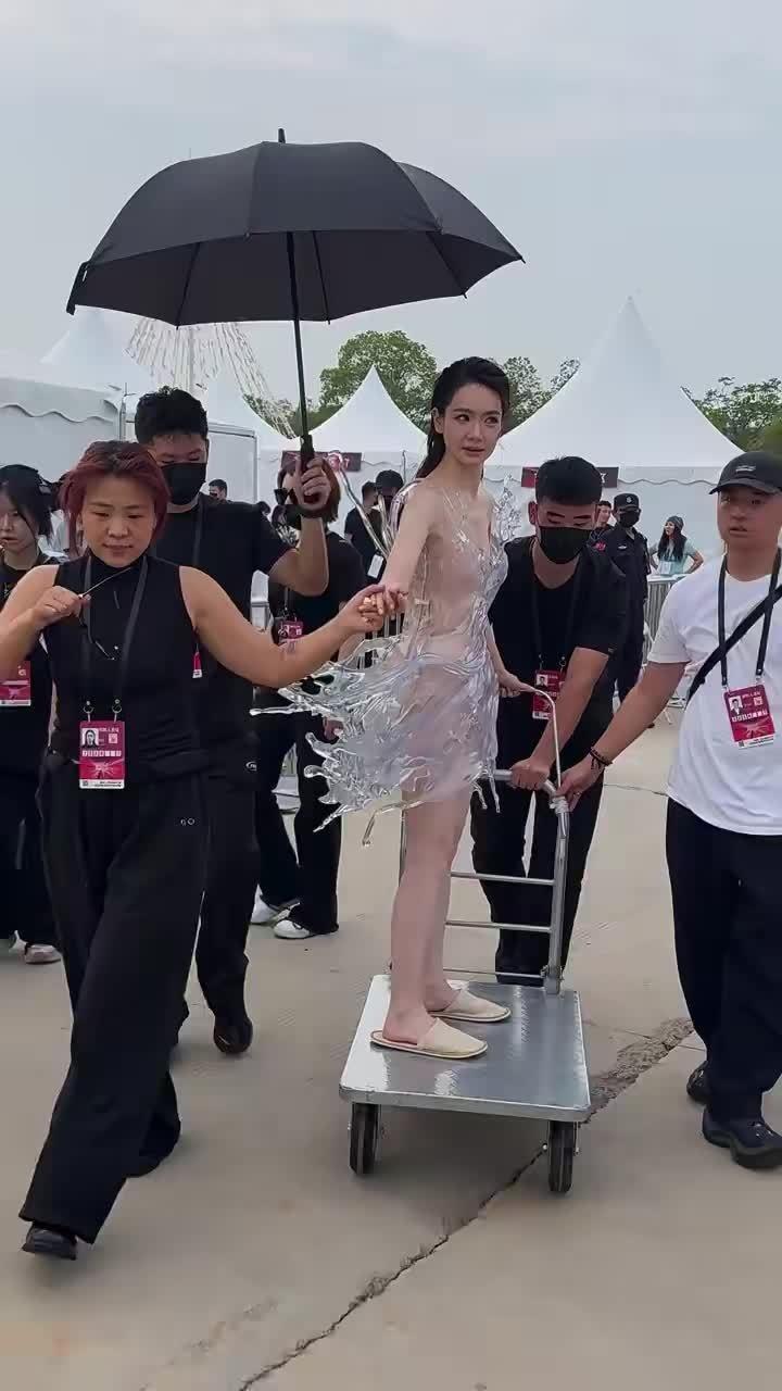 这条裙子16公斤，3D打印的透明树脂“水花裙”。团队先做了一场真的泼水实验，用高