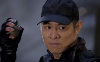 为啥李连杰发展的不如成龙？说个最扎心的，因为李连杰的身体没有成龙好，身体也是