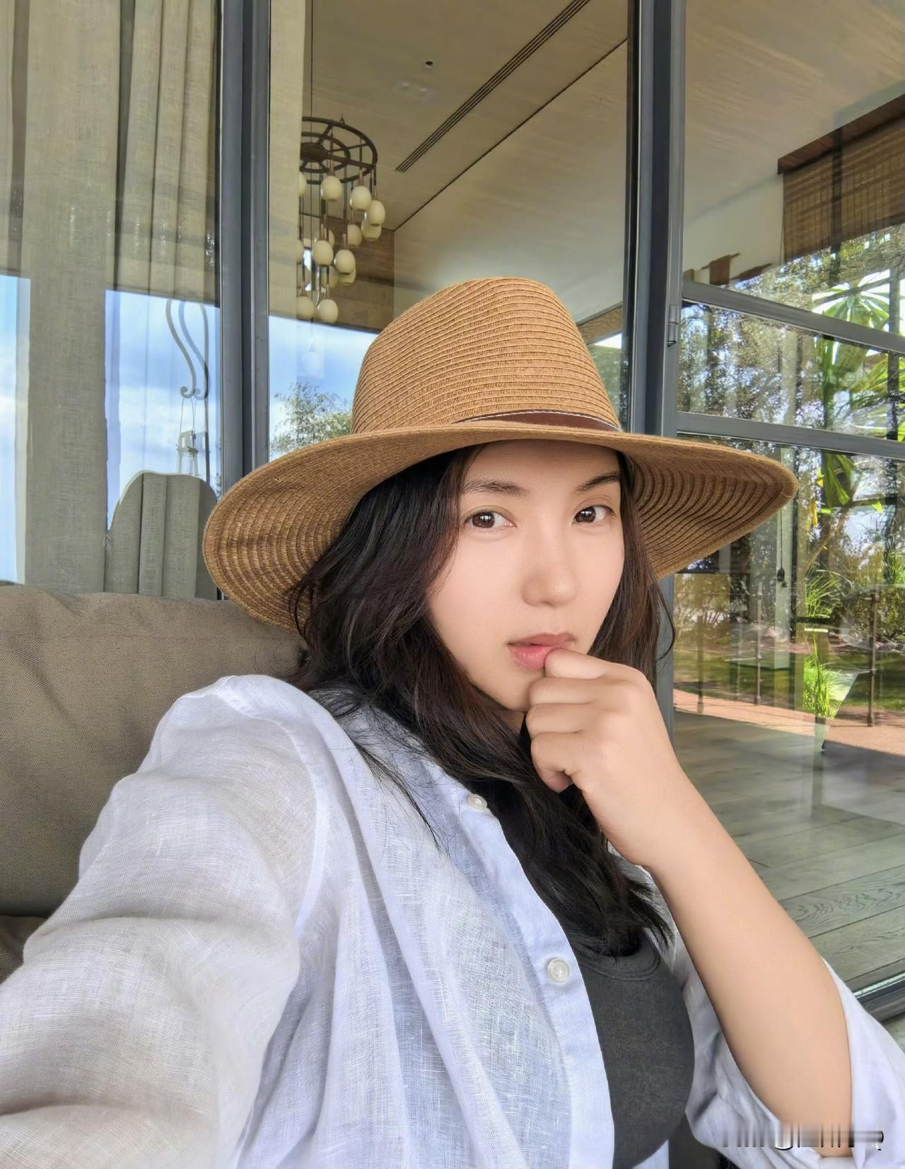 演员陈好分享去塞伦盖蒂大草原的Plog，46岁的她身穿宽松衬衫和紧身马裤，搭配长