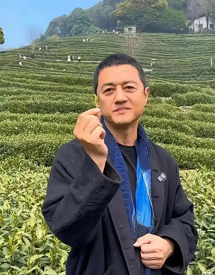 卖了4个亿后，李亚鹏停播了。你猜怎么着？前妻海哈金喜，立刻带着女儿去云南找他