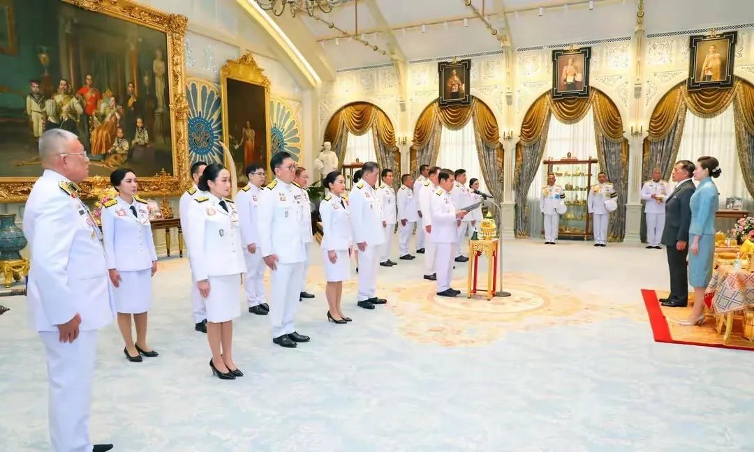 佩通坦运筹帷幄，阿努廷要后悔了？泰国新内阁在泰王玛哈面前宣誓任职，佩通坦从C位变