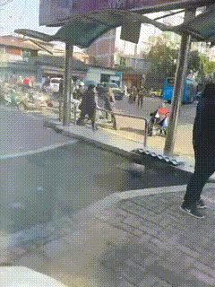 这下闹大了！福建福安，一位老人和一名城管队员发生口角，随后城管突然冲向老人，用力