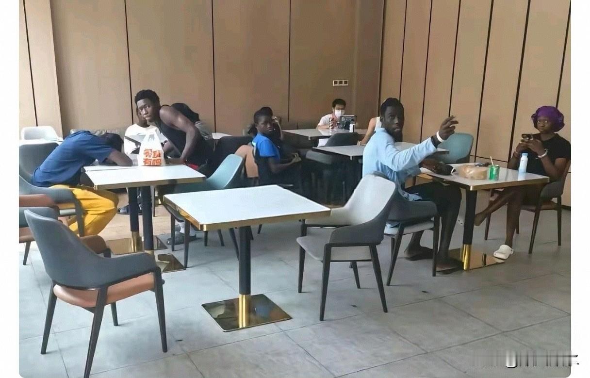 今天去咖啡店买咖啡，推门一看，满屋子都是皮肤黝黑的非洲人，相当热闹，直接惊掉下巴