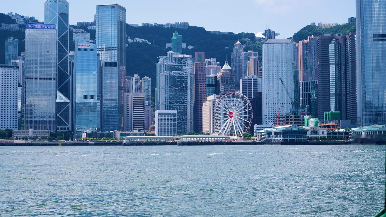 香港和新加坡都是亚洲顶尖国际都市、自由港，常年被拿来对比，但两座城市的生活、发展