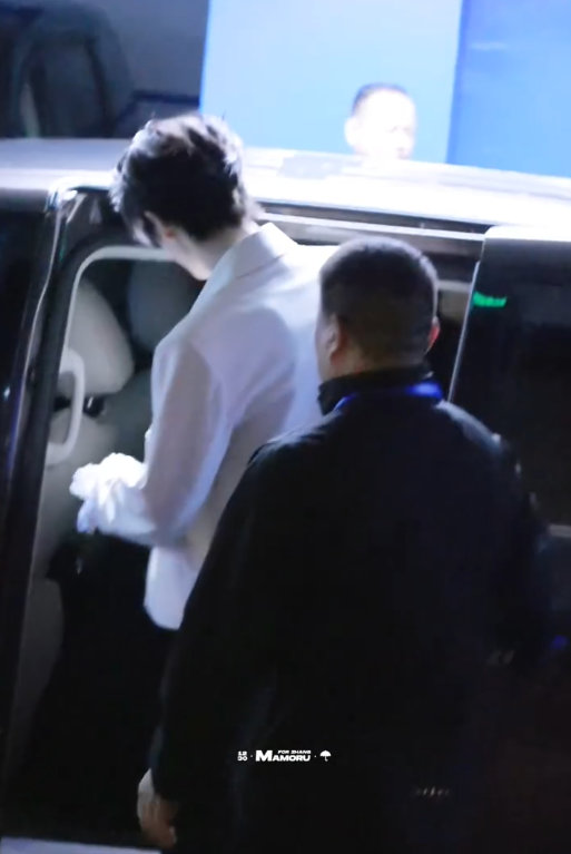 张凌赫开始推理吧上班状态张凌赫珍珠宫廷风白西装张凌赫开始推理吧上班状态，张凌