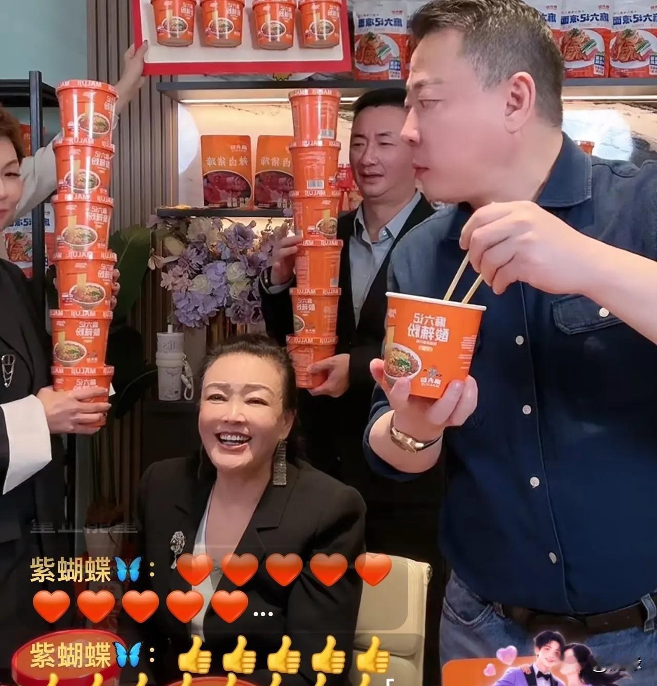 张兰为了孙子拼了！直播间齐刷刷的问二汪呢？张兰谈到两个孩子就笑得合不拢嘴，说他