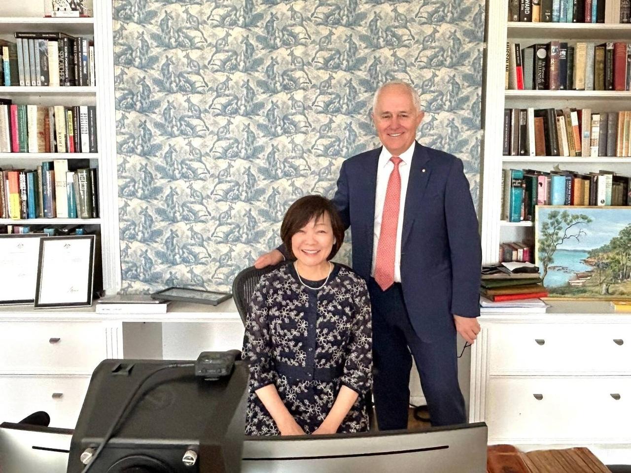 除了吃席那天安倍昭惠表现出了悲伤的状态，此后每一天，她都是笑呵呵的。这两年，安