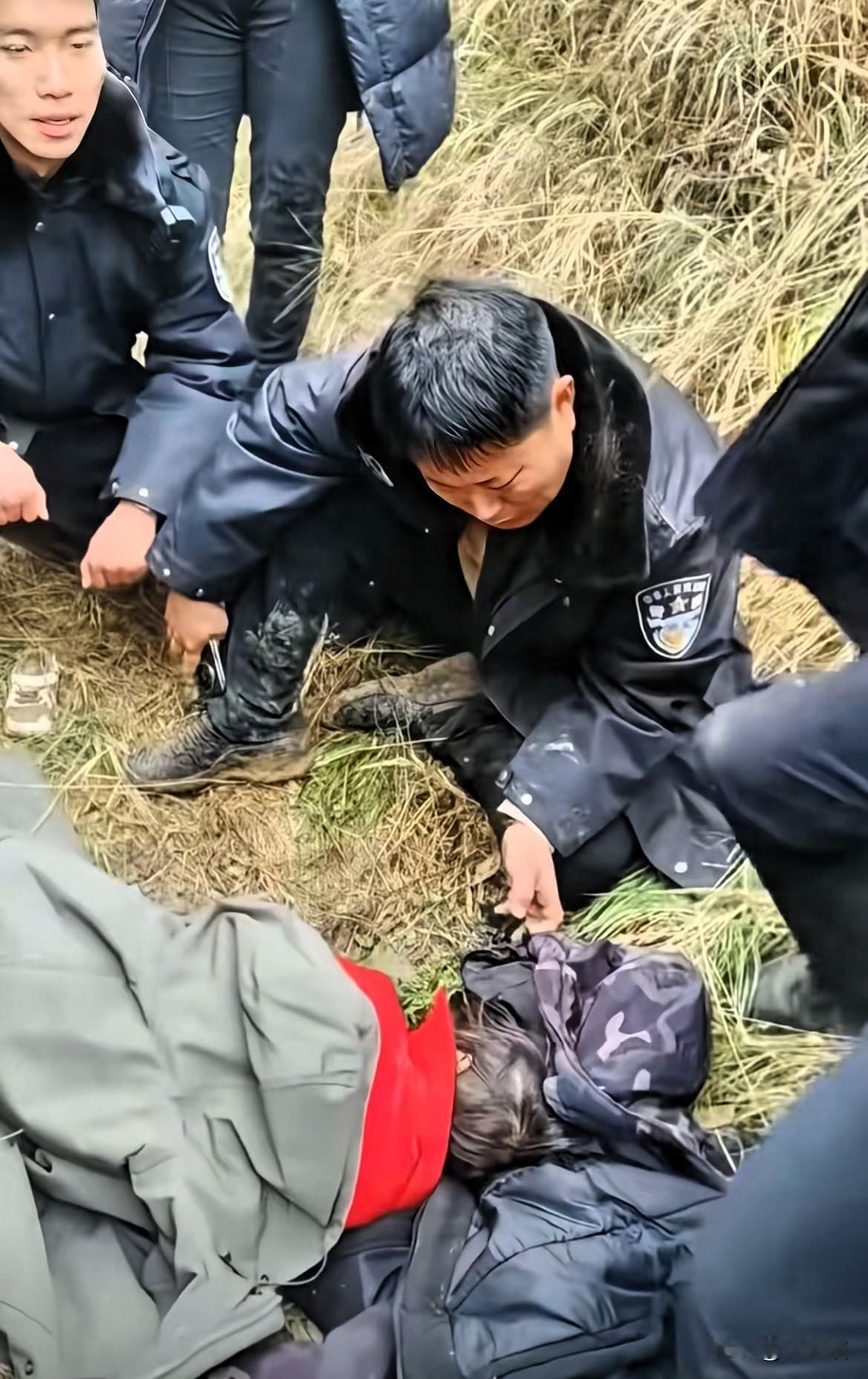 看到警察叔叔鞋上裤腿的泥巴，还有他抹眼泪的瞬间，我直接破防了！4岁女童在地