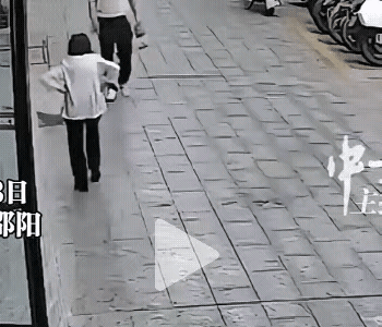 邵阳县那个24岁的黎某某，看完监控真的让人后背发凉。一个老奶奶好好在路上走，