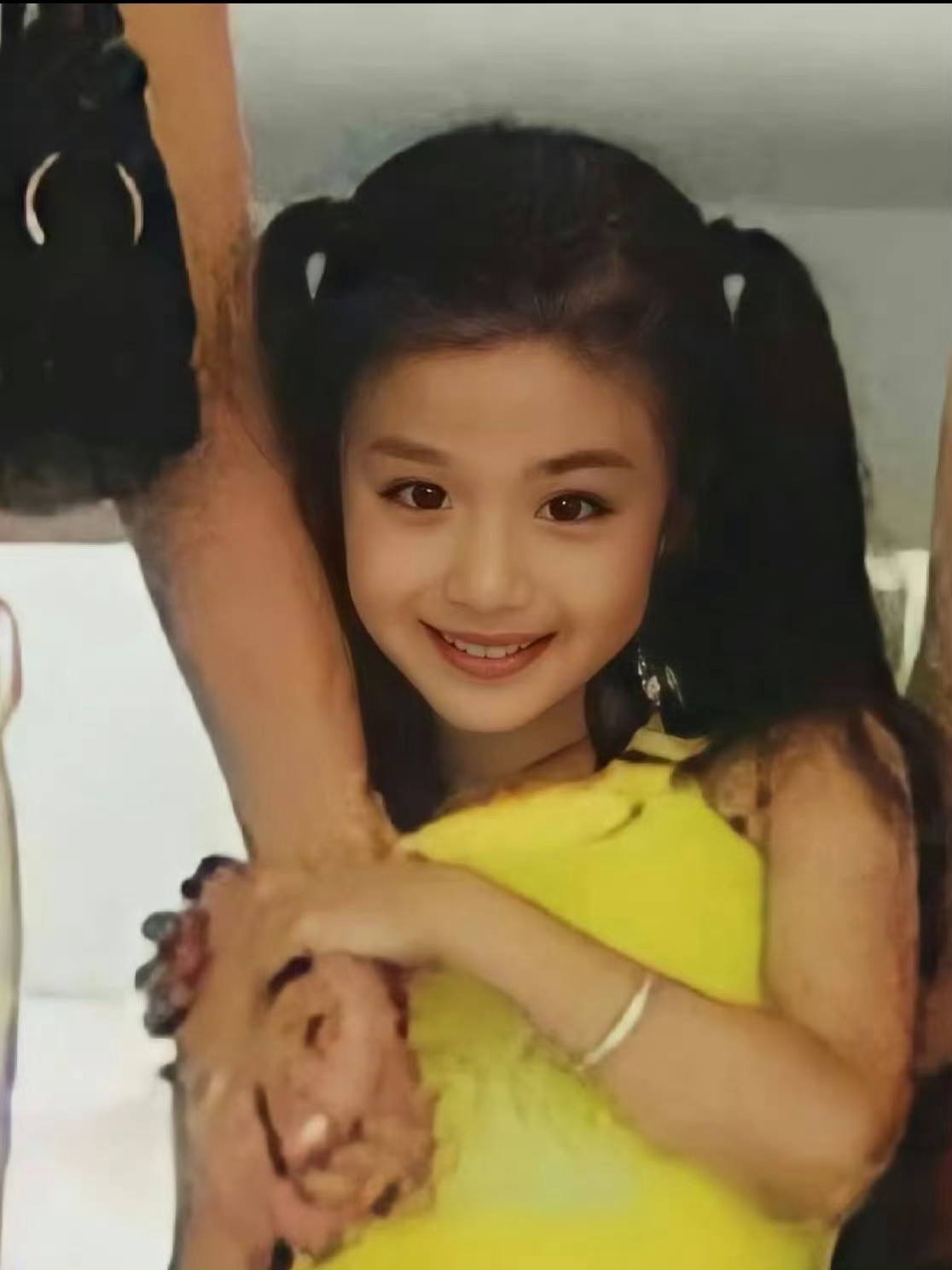 原来王楚然早期长这样啊救命！从小就是甜妹天花板吧🥺圆溜溜的大眼睛，笑起来软乎乎